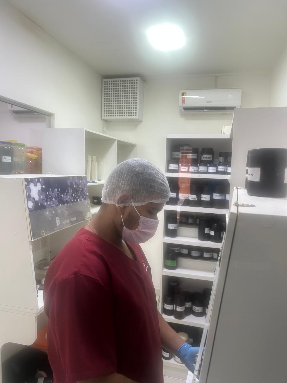 Profissional manipulando fórmulas na Bioterápica